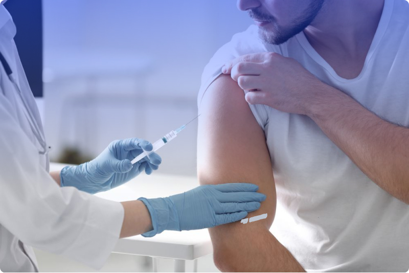 Врач делает укол пациенту Врач делает укол пациенту